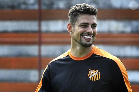 2012: bem padrão, Cauã Reymond deu vida ao jogador de futebol Jorginho em 'Avenida Brasil'