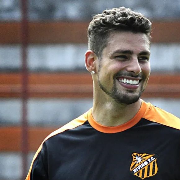 2012: bem padrão, Cauã Reymond deu vida ao jogador de futebol Jorginho em 'Avenida Brasil'