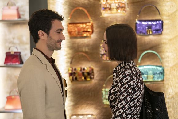 Depois que divergências sobre o futuro que ambos queriam seguir, Emily e Marcello terminam o namoro