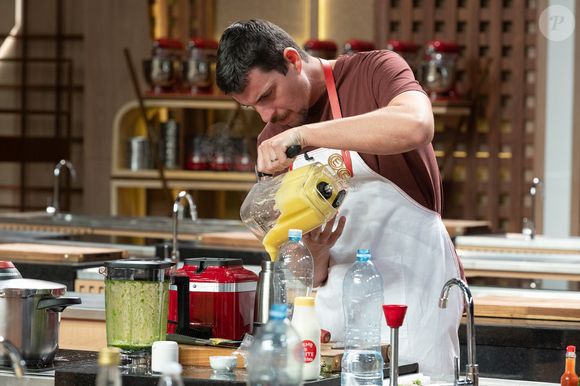 Sem experiência na cozinha asiática, Rodrigo decidiu arriscar e montou um prato com niguiri de camarão, gel de mexilhão e até sushi de morango. O resultado caiu como uma bomba no mezanino e entre os jurados