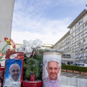 Diferente de outras vezes, nenhuma imagem de Francisco internado veio a público. Isso gerou curiosidade e levantou questionamentos. A resposta dos médicos foi simples, mas direta: "Não queremos uma foto do Papa de pijama no jornal".