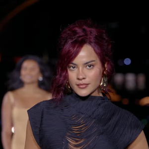 O cabelo vermelho de Bella Campos foi um dos destaques de sua estreia no Le Défilé 2026, em Paris. A atriz participou do evento da L’Oréal Paris ao lado de Taís Araujo, Anitta e Liniker. Segundo a psicóloga Leticia Martín Enjuto, a aparência pode transmitir informações sociais rapidamente, mas a primeira impressão também é influenciada pelas experiências e pelos padrões aprendidos de quem observa