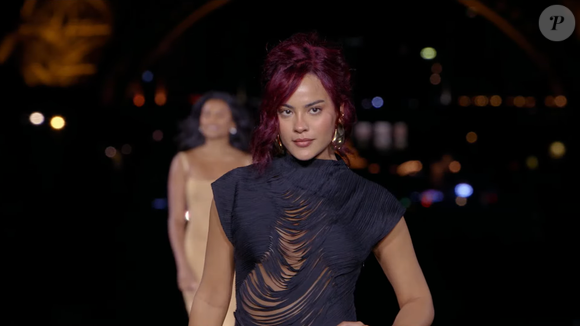 O cabelo vermelho de Bella Campos foi um dos destaques de sua estreia no Le Défilé 2026, em Paris. A atriz participou do evento da L’Oréal Paris ao lado de Taís Araujo, Anitta e Liniker. Segundo a psicóloga Leticia Martín Enjuto, a aparência pode transmitir informações sociais rapidamente, mas a primeira impressão também é influenciada pelas experiências e pelos padrões aprendidos de quem observa