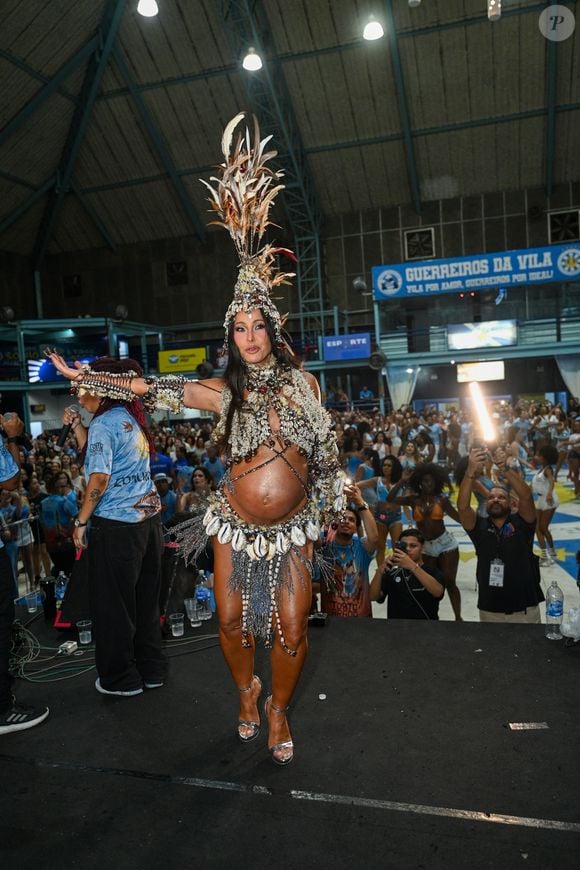 O figurino de Sabrina Sato mistura elementos naturais e brilho, com búzios, miçangas peroladas e pedrarias em uma produção de inspiração praiana para o Carnaval 2027