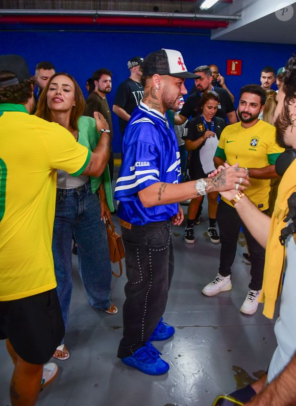Ao chegar no evento, Neymar e Bruna Biancardi interagiram com fãs e esbanjaram simpatia