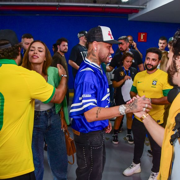 Ao chegar no evento, Neymar e Bruna Biancardi interagiram com fãs e esbanjaram simpatia