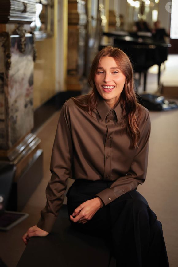Tudo começou quando a influenciadora Thereza Chammas, proprietária de um portal de moda, expressou descontentamento com a estética minimalista da coleção, ligada à tendência “quiet luxury”.