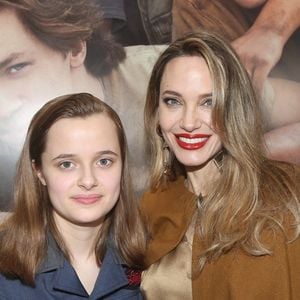 Vivienne Marcheline Jolie-Pitt, filha caçula de Angelina Jolie e Brad Pitt, gêmea de Knox, iniciou o processo para retirada do sobrenome do ator
