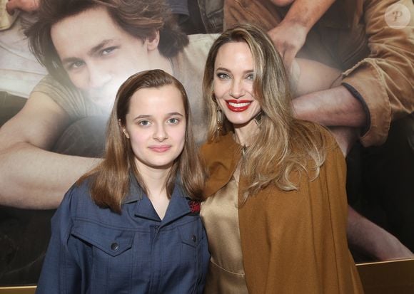 Vivienne Marcheline Jolie-Pitt, filha caçula de Angelina Jolie e Brad Pitt, gêmea de Knox, iniciou o processo para retirada do sobrenome do ator