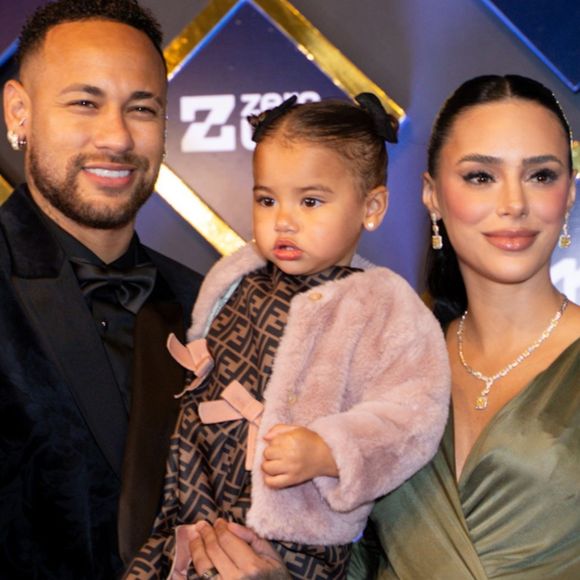 Rosa e grifado: filha de Neymar e Bruna Biancardi, Mavie usa conjunto de inverno Dolce & Gabbana de quase R$ 13 mil em aula de música