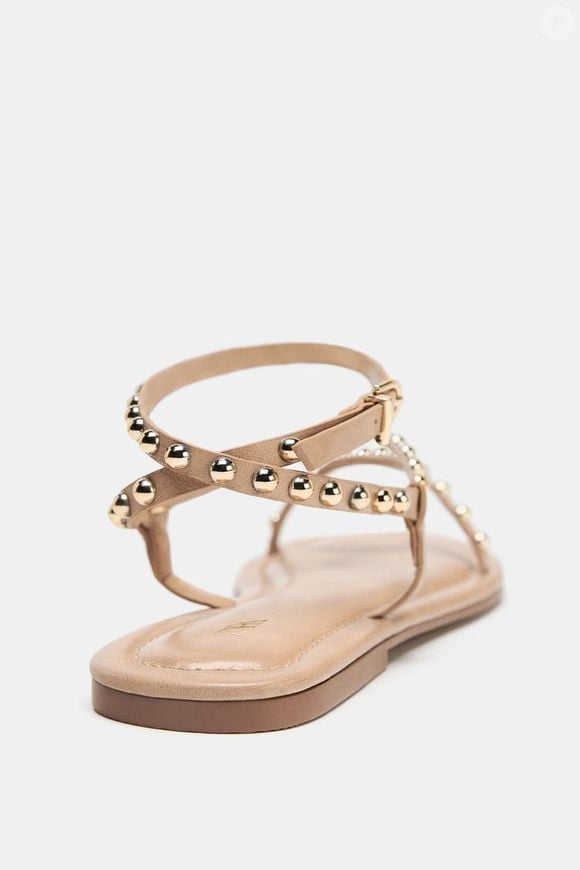 Sofisticada e versátil, a sandália bege da Zara de R$ 319 aposta em tiras frontais e traseiras com pulseira no tornozelo, criando um design equilibrado entre conforto e estética boho moderna