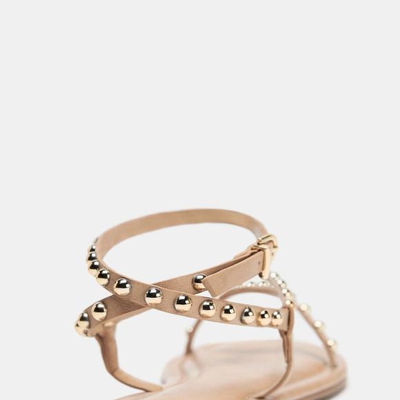 Sofisticada e versátil, a sandália bege da Zara de R$ 319 aposta em tiras frontais e traseiras com pulseira no tornozelo, criando um design equilibrado entre conforto e estética boho moderna