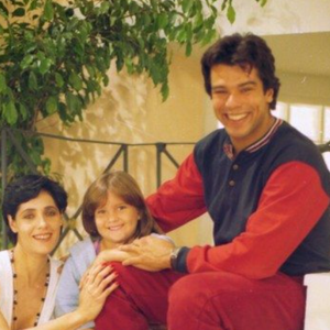 Na novela 'A Viagem', Diná é mãe da menina Paty, junto de Téo (Maurício Mattar).