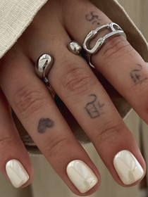 O novo formato de unha das mulheres ricas, que fica ideal em manicures curtas e elegantes (não é o estilo amendoado)