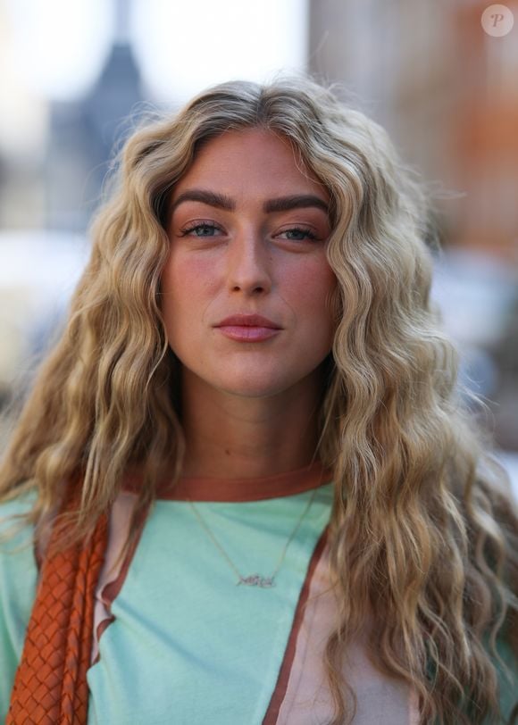 Além do visual elegante, as ondas lindas e volumosas feitas com bobes costumam durar mais de 1 dia e ainda ajudam a manter o volume dos cabelos finos
