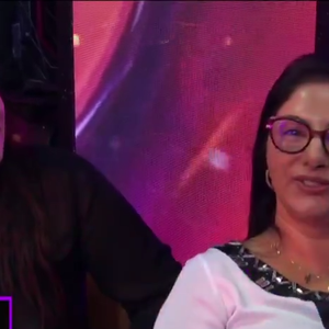 Ana Paula Renault foi às lágrimas ao ver a imagem da madrasta, Ana, e da irmã, Maria Aparecida, durante a final do ‘BBB 26’ nesta terça-feira (21)