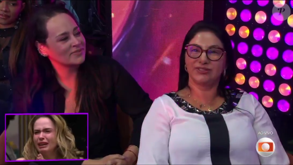 Ana Paula Renault foi às lágrimas ao ver a imagem da madrasta, Ana, e da irmã, Maria Aparecida, durante a final do ‘BBB 26’ nesta terça-feira (21)