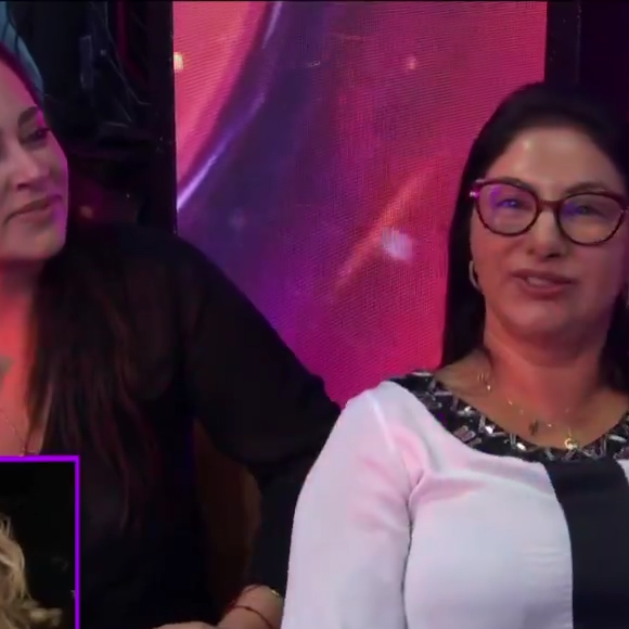 Ana Paula Renault foi às lágrimas ao ver a imagem da madrasta, Ana, e da irmã, Maria Aparecida, durante a final do ‘BBB 26’ nesta terça-feira (21)