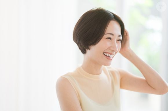 O bob japonês é definido pela precisão absoluta. O comprimento costuma ficar entre a linha do maxilar e a clavícula, com acabamento reto e poucas ou nenhuma camada aparente