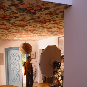 Chay Suede e a esposa gostam de paredes com detalhes e nada muito reto, como as casas modernas