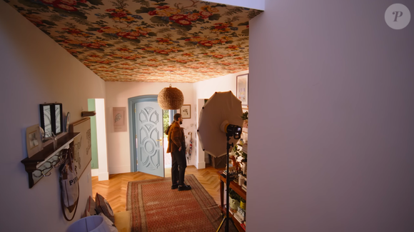 Chay Suede e a esposa gostam de paredes com detalhes e nada muito reto, como as casas modernas