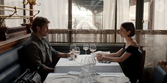 Emily se reencontra com Gabriel, que agora está trabalhando na França, e os dois voltam a se aproximar