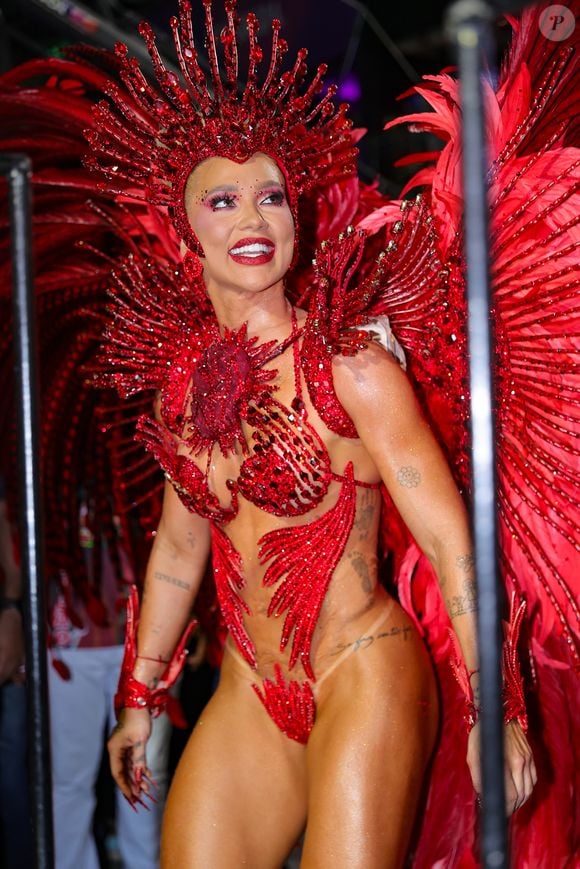 Corpo sarado de Virgínia Fonseca roubou a cena no desfile da Grande Rio