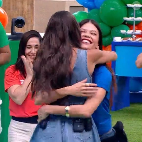 Vitória Strada e Deborah Secco se abraçaram, mas mantiveram a relação de amizade contida no 'BBB 25'
