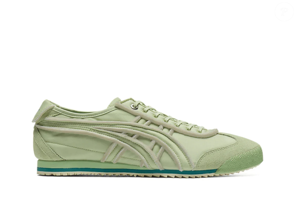 O Onitsuka Tiger Mexico 66 SD Exposed Foam Jade Verde combina a silhueta tradicional da marca japonesa com acabamento contemporâneo e uma tonalidade verde que lembra um sorvete de matcha, por R$ 899,00 no site da LowBank