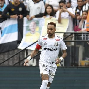 Neymar passou por exame de imagem que comprovou delicada lesão