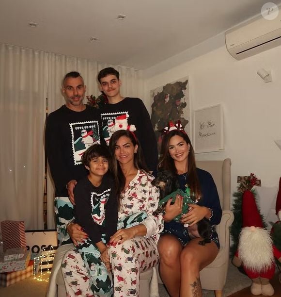 Kelly Key combina look natalino com a família