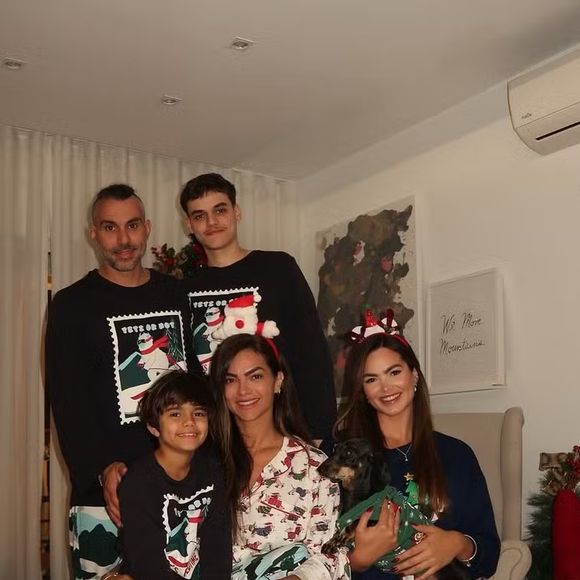 Kelly Key combina look natalino com a família