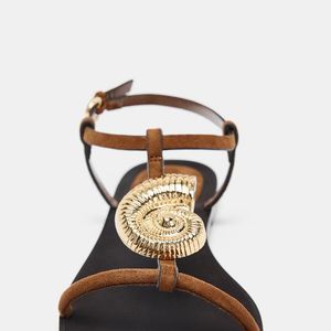 Minimalista na medida certa, a sandália da Zara de R$ 279 ganha força com detalhe metálico de concha na tira frontal e acabamento em bico redondo, trazendo um toque elegante até às produções mais básicas