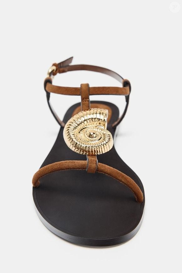 Minimalista na medida certa, a sandália da Zara de R$ 279 ganha força com detalhe metálico de concha na tira frontal e acabamento em bico redondo, trazendo um toque elegante até às produções mais básicas
