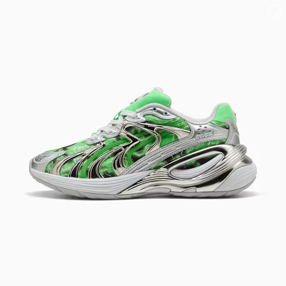 O Tênis Inverse PUMA x RIPNDIP Unissex aposta na combinação de verde e prata para transformar referências futuristas dos anos 2000 em uma peça de destaque para os looks atuais