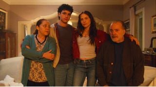 Família unida... e despejada: em 'Quem Ama Cuida', para onde mãe, avô e irmão de Adriana vão após Pilar expulsá-los de casa? É de cortar o coração!