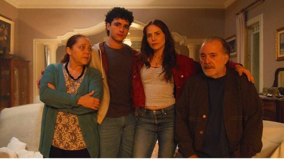 Família unida... e despejada: em 'Quem Ama Cuida', para onde mãe, avô e irmão de Adriana vão após Pilar expulsá-los de casa? É de cortar o coração!