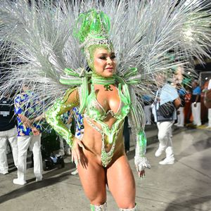 Carnaval 2025: fantasia de Fabíola de Andrade traz detalhes em LED, que dão o toque futurista do enredo