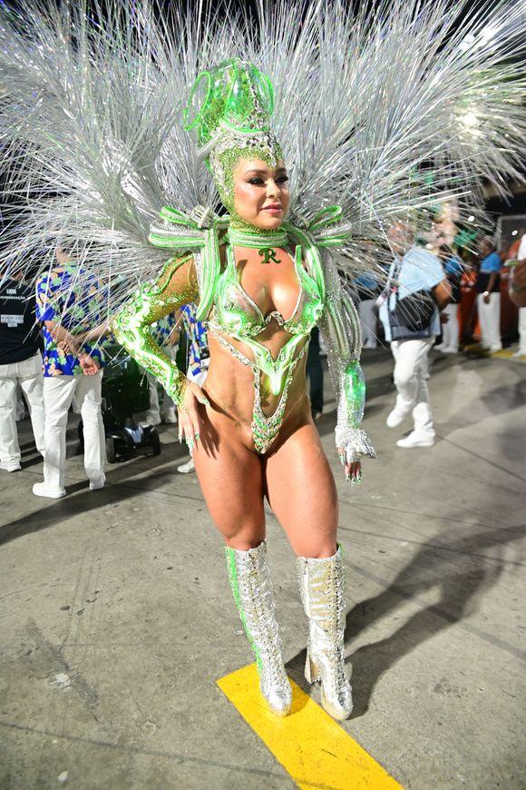 Carnaval 2025: fantasia de Fabíola de Andrade traz detalhes em LED, que dão o toque futurista do enredo
