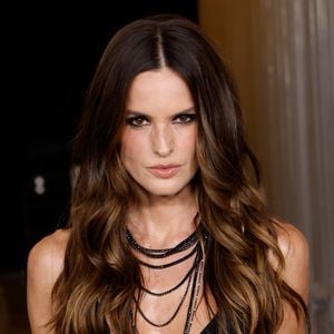 Dona de um dos rostos mais famosos da moda brasileira, Izabel Goulart construiu carreira internacional com traços marcantes, como as sobrancelhas cerradas e o olhar amendoado, características que voltaram ao centro das atenções após Cannes