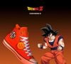 A Converse lançou uma edição limitada de tênis inspirada em Dragon Ball Z, com o personagem Goku como destaque. O modelo Chuck Taylor All Star Cano Alto Laranja combina a silhueta clássica da marca com detalhes que remetem ao universo do anime.
