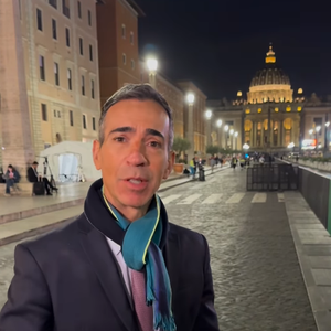 Jornalista da Globo, César Tralli marcou presença na cobertura do velório do Papa Francisco.