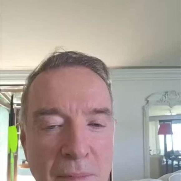 Eike Batista enviou uma nota para o colunista Ancelmo Gois, do O Globo, e afastou qualquer intimidade com Epstein