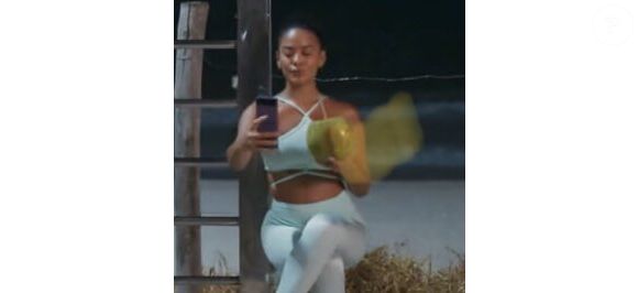 Maria de Fátima apareceu com um conjuntinho fitness da mesma cor, coincidentemente (ou não), no capítulo exibido neste sábado (26)