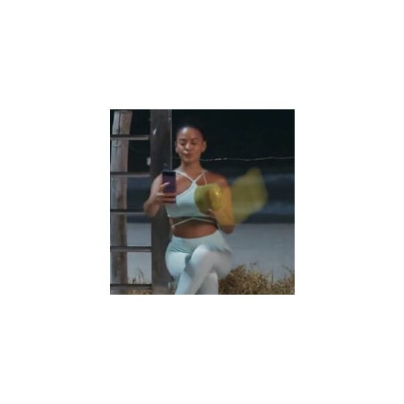 Maria de Fátima apareceu com um conjuntinho fitness da mesma cor, coincidentemente (ou não), no capítulo exibido neste sábado (26)