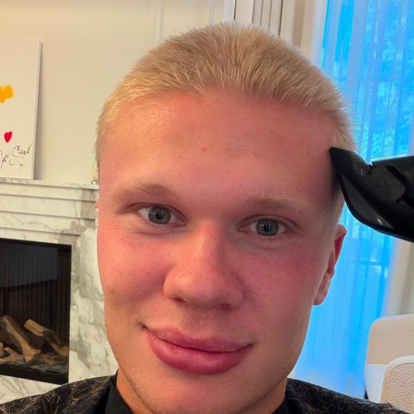 Haaland com cabelo curto: o atacante resgatou um visual semelhante ao que usava no início da carreira, quando defendia equipes como Molde e Red Bull Salzburg