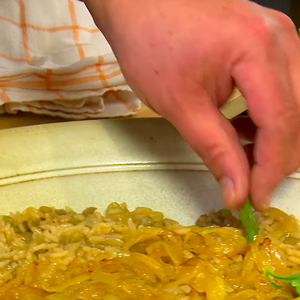 Esse é o arroz com cebola caramelizada e lentilha ensinado por Érick Jacquin. Fica divino e vai encantar sua família