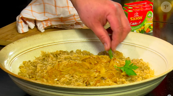 Esse é o arroz com cebola caramelizada e lentilha ensinado por Érick Jacquin. Fica divino e vai encantar sua família