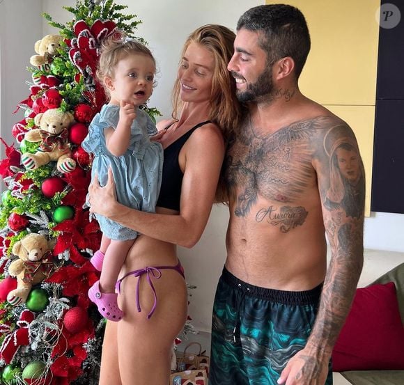 Cintia Dicker não confirmou inicialmente os rumores de separação de Pedro Scooby. Segundo informações da coluna de Lucas Pasin, do Metrópoles, a modelo preferiu que o surfista se manifestasse primeiro e, em conversa com a Quem, declarou: 'As especulações a gente deixa para lá'