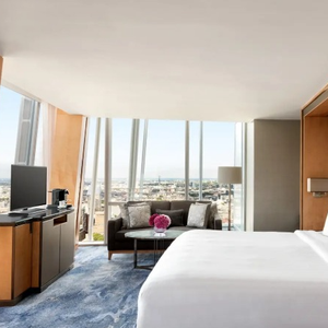 O Shangri-La The Shard, em Londres, ocupa 18 andares do famoso arranha-céu projetado por Renzo Piano. O hotel é considerado o mais alto da Europa Ocidental